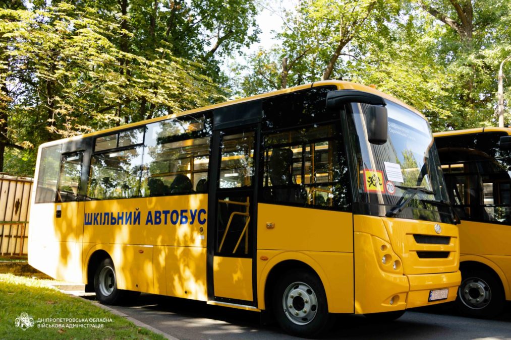 10 нових шкільних автобусів отримали гімназії та ліцеї Дніпропетровщини