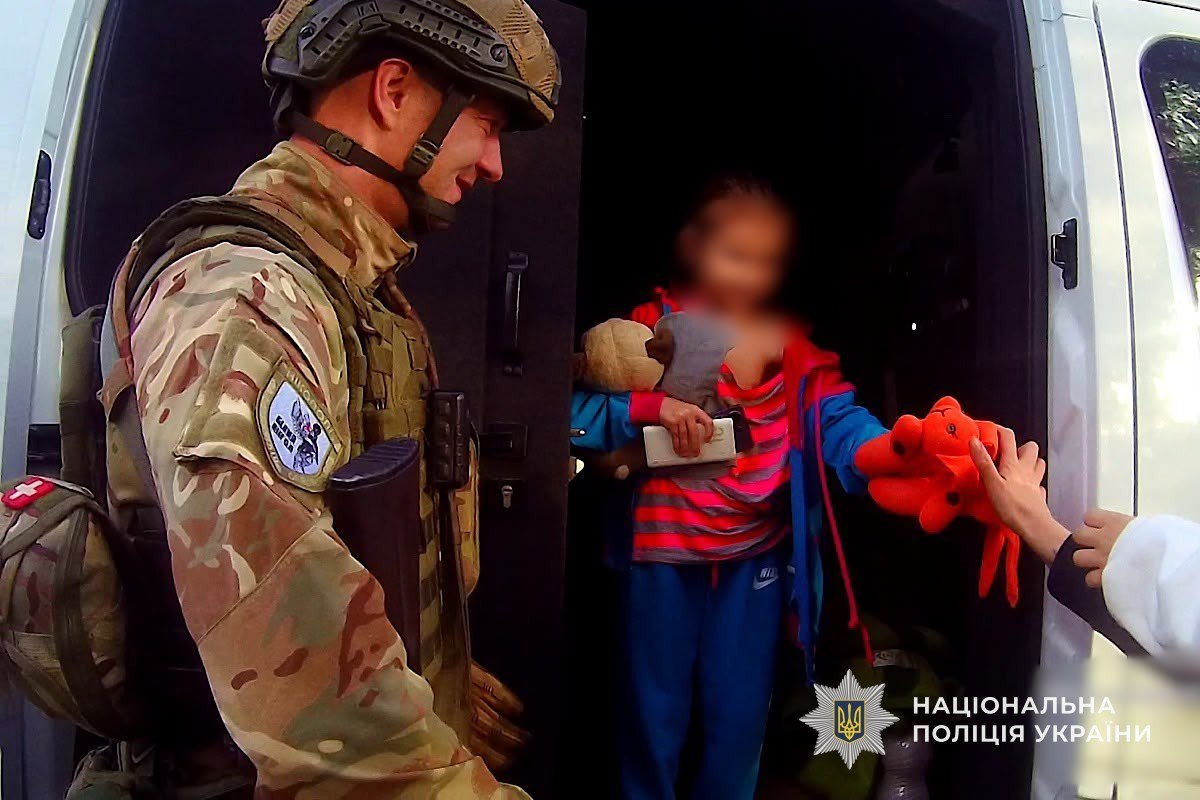 «Білий янгол» евакуював із Нікопольщини родину з двома дітьми та маломобільного чоловіка - 31.07.2026