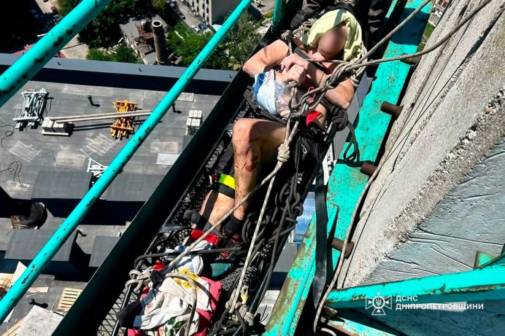У Дніпрі надзвичайники врятували зі 100-метрового будівельного крану травмованого чоловіка
