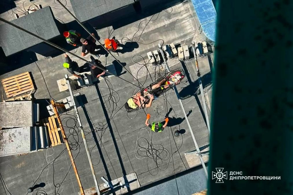 737370246 У Дніпрі надзвичайники врятували зі 100-метрового будівельного крану травмованого чоловіка