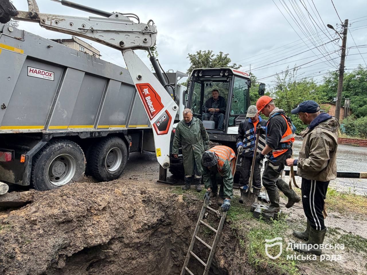 Без вихідних у будь яку погоду та цілодобово У Дніпрі аварійні бригади забезпечують стабільну роботу водопроводу та каналізації
