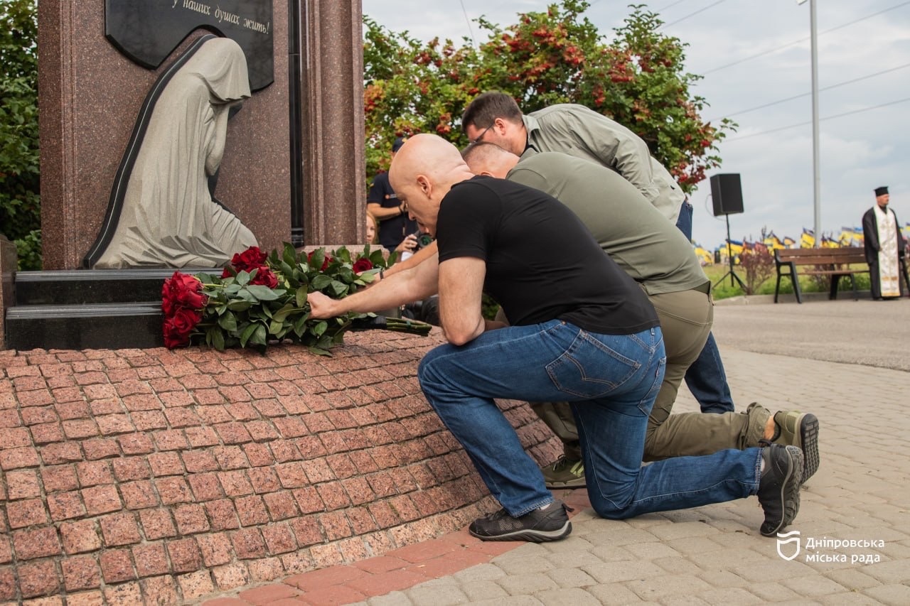 Дніпро долучився до вшанування пам’яті військовополонених та цивільних які загинули в російському полоні