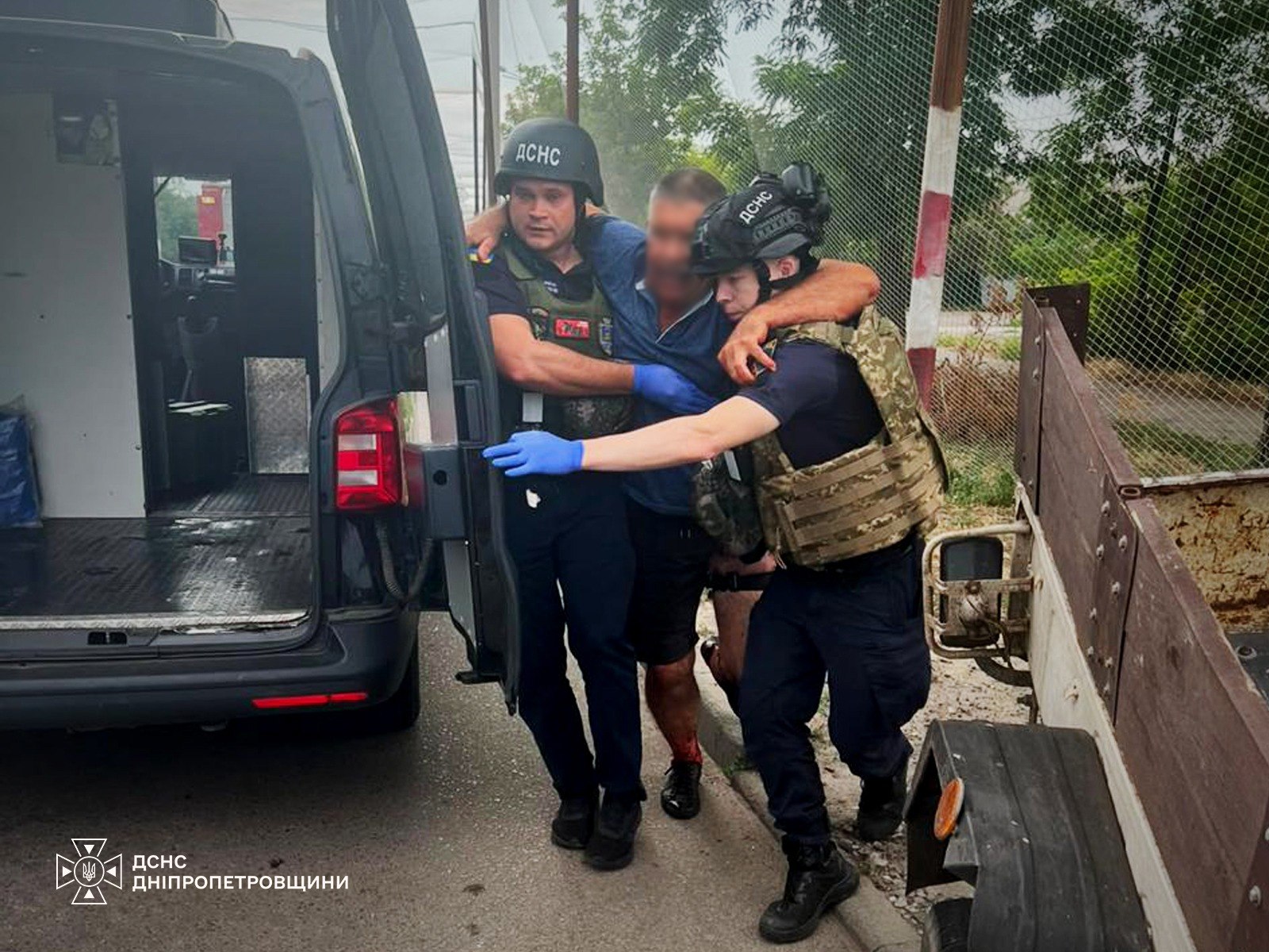 На Дніпропетровщині троє рятувальників постраждали під час повторного удару рф