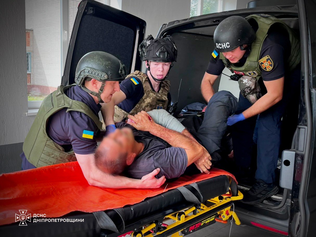На Дніпропетровщині троє рятувальників постраждали під час повторного удару рф