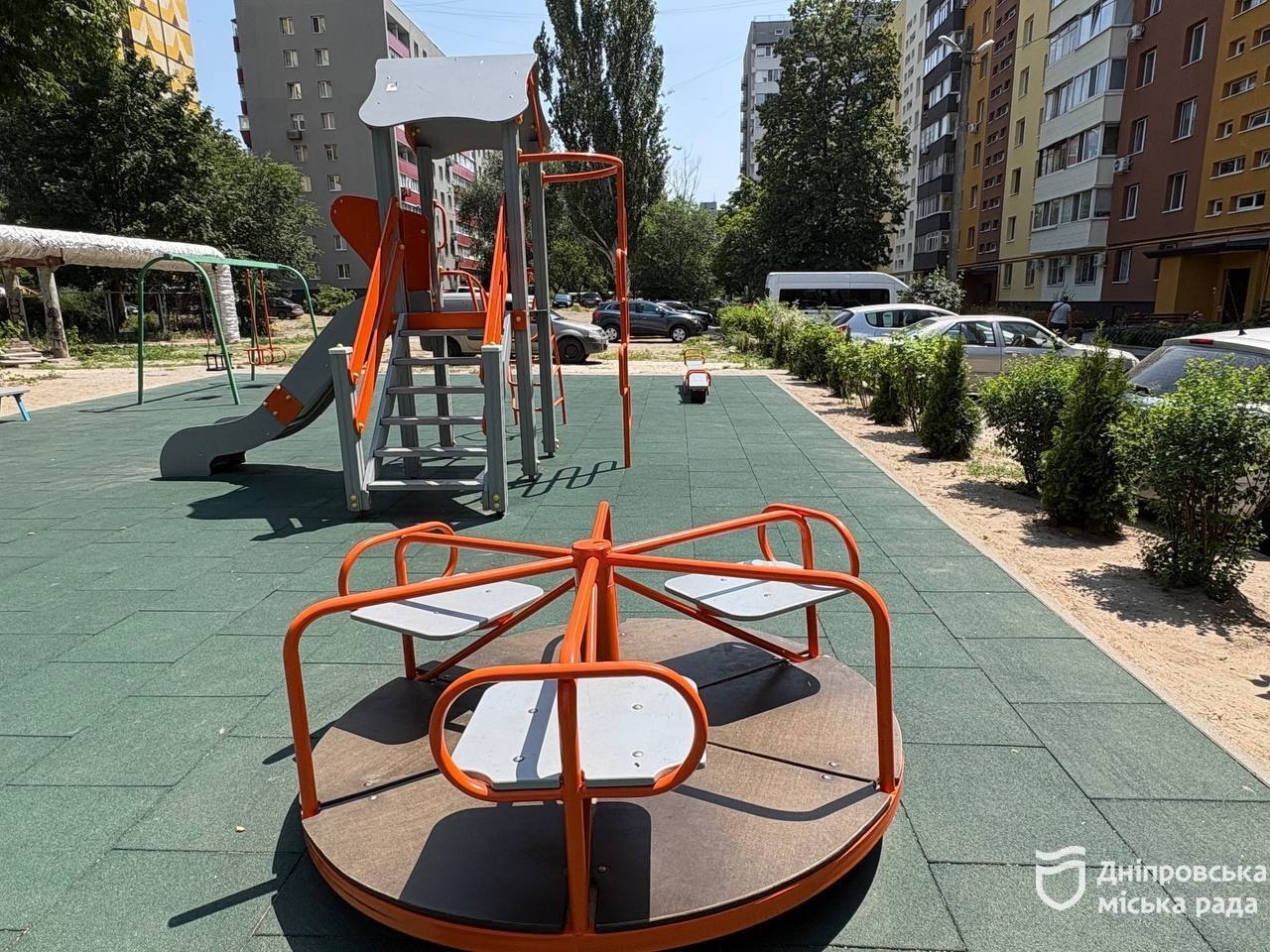 У Дніпрі продовжують оновлювати дитячі майданчики — ще три локації вже із сучасним гумовим покриттям - 07.07.2026