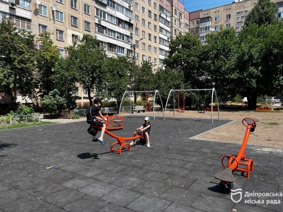 У Дніпрі продовжують оновлювати дитячі майданчики — ще три локації вже із сучасним гумовим покриттям - 07.07.2026