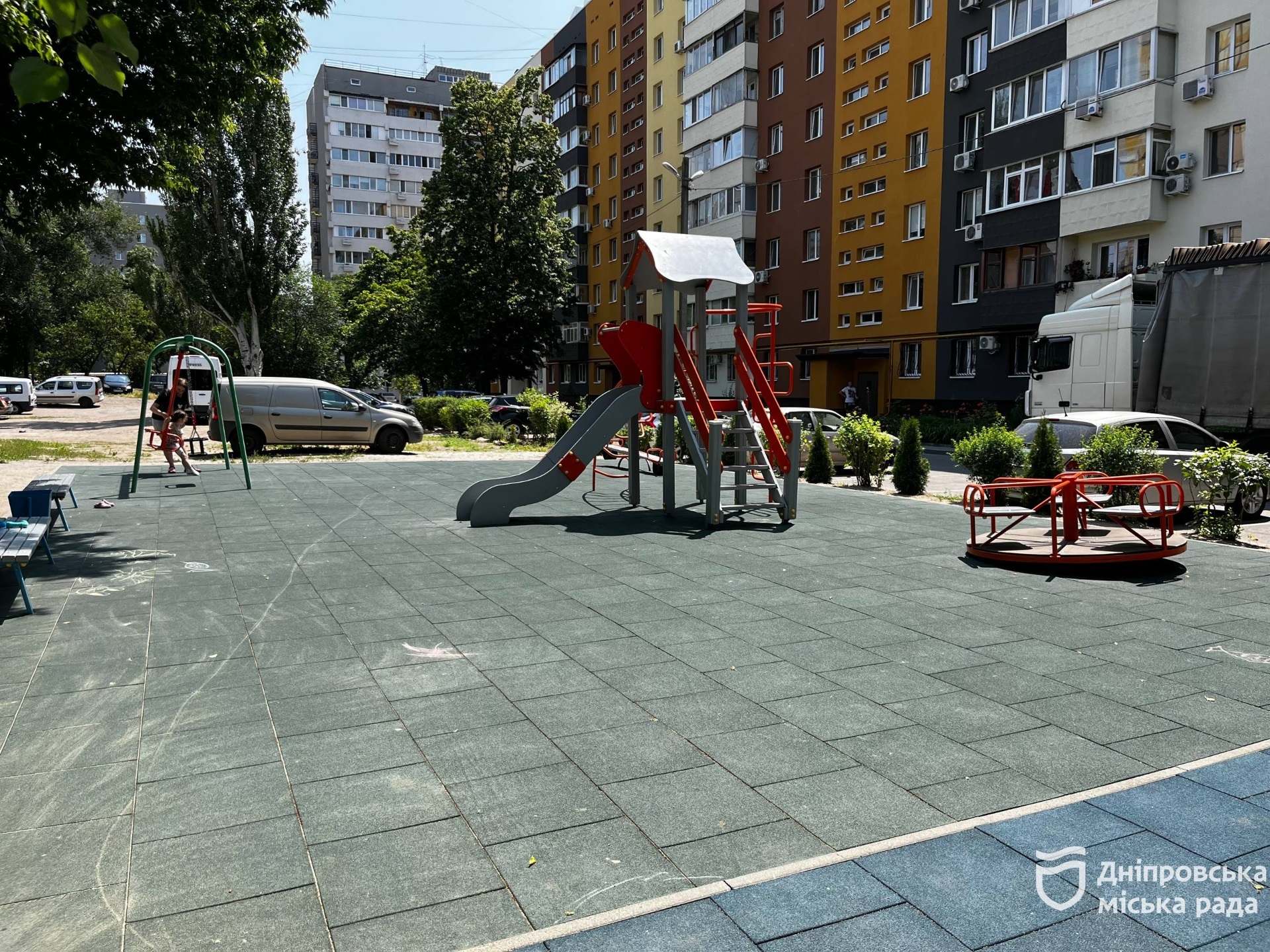 У Дніпрі продовжують оновлювати дитячі майданчики — ще три локації вже із сучасним гумовим покриттям - 07.07.2026