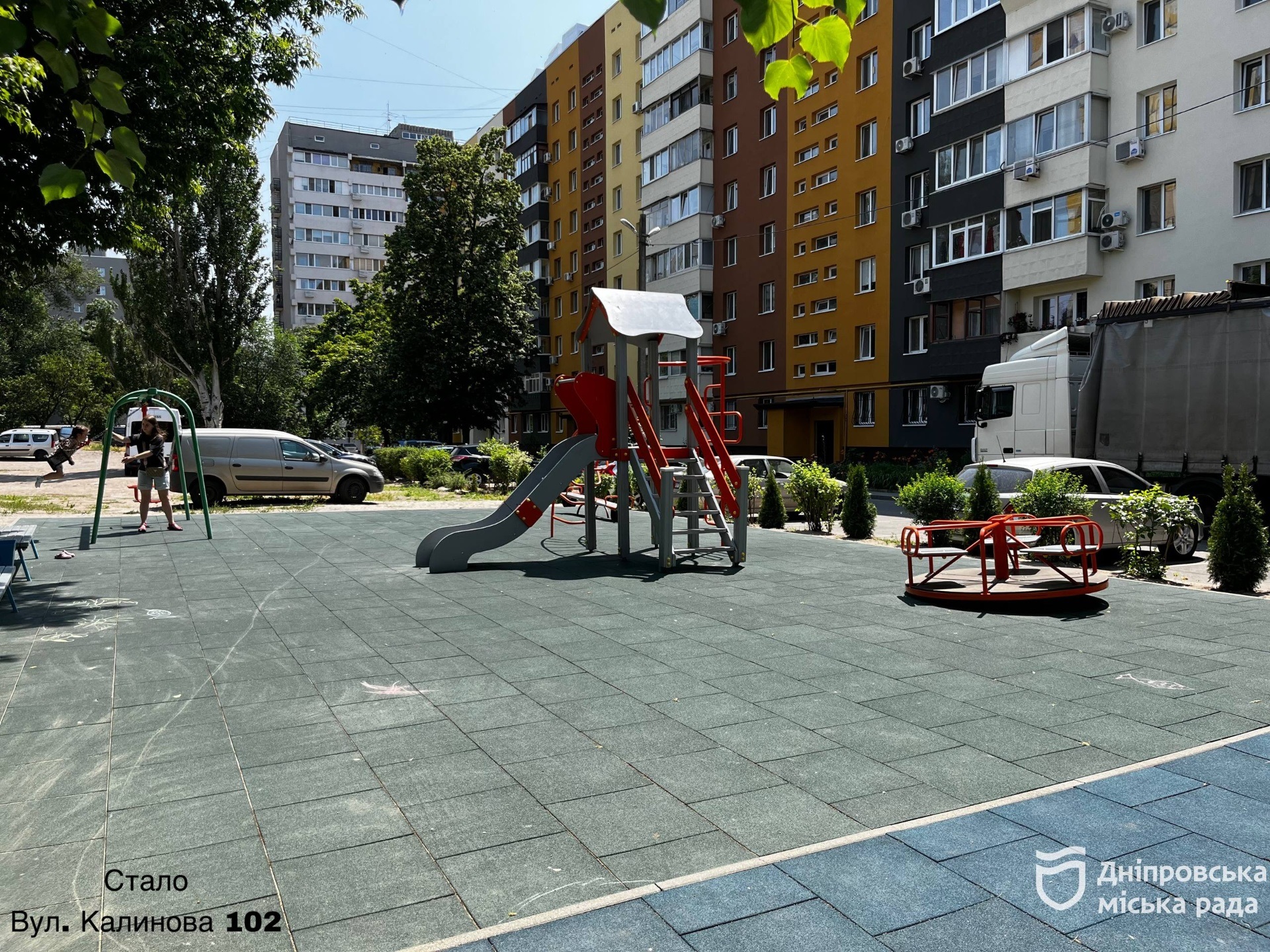 У Дніпрі продовжують оновлювати дитячі майданчики — ще три локації вже із сучасним гумовим покриттям - 07.07.2026