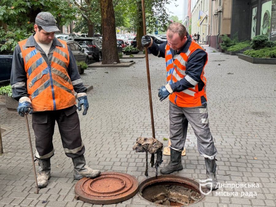 Без вихідних, у будь-яку погоду та цілодобово. У Дніпрі аварійні бригади забезпечують стабільну роботу водопроводу та каналізації
