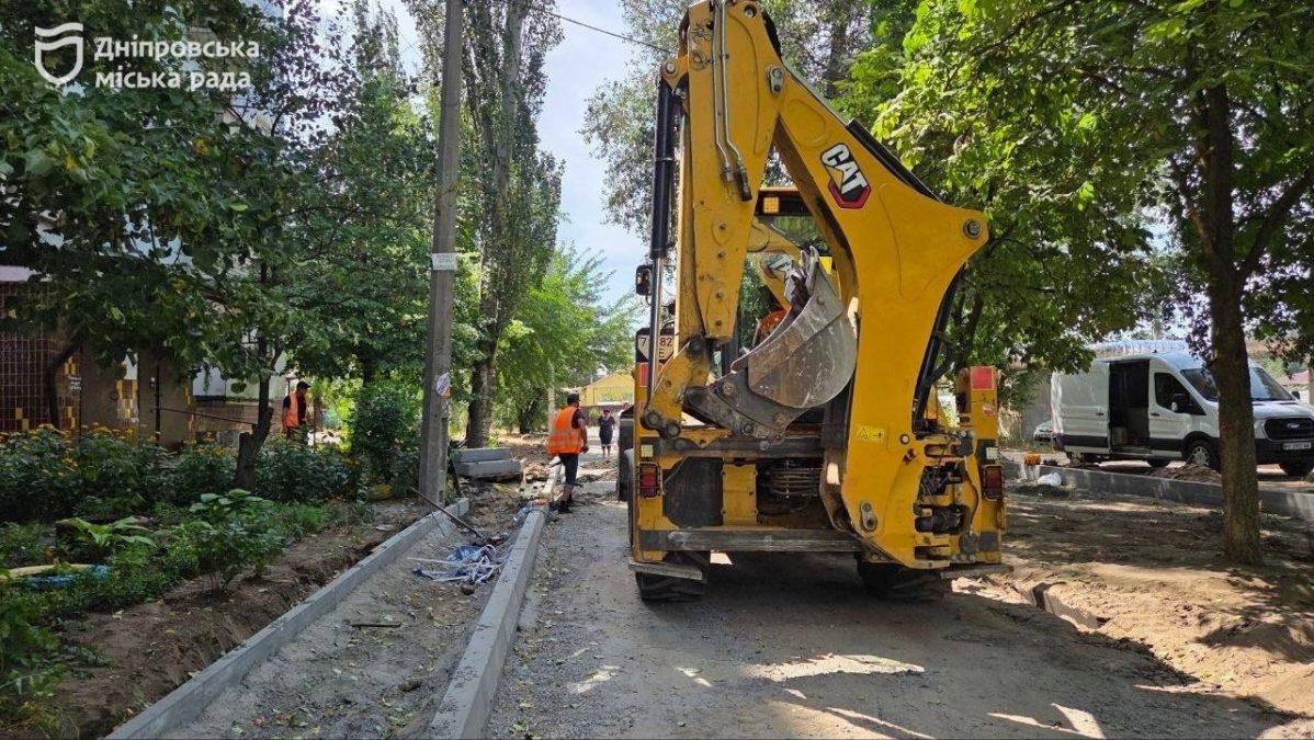 Нове покриття, антивандальні дощоприймачі та паркувальні кишені: у Придніпровську оновлюють ділянку вулиці Олександра Данченка