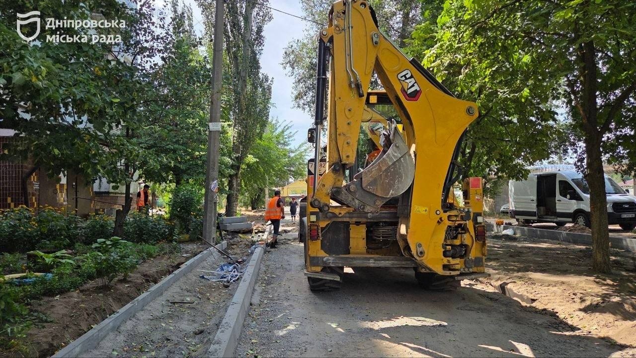 Нове покриття, антивандальні дощоприймачі та паркувальні кишені: у Придніпровську оновлюють ділянку вулиці Олександра Данченка