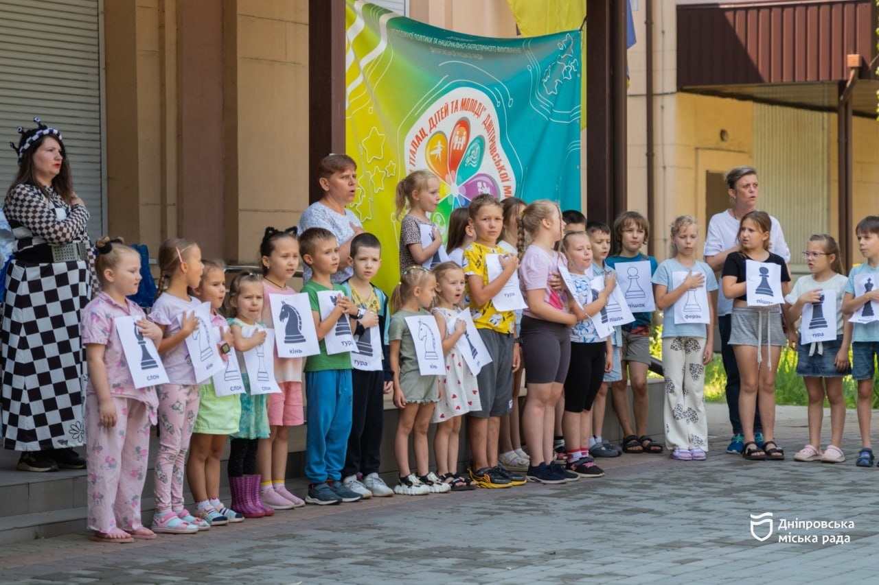 Мислити стратегічно та любити Україну: у Дніпрі відкрили вуличну шахову дошку для дітей до Дня Української Державності - 15.07.2026