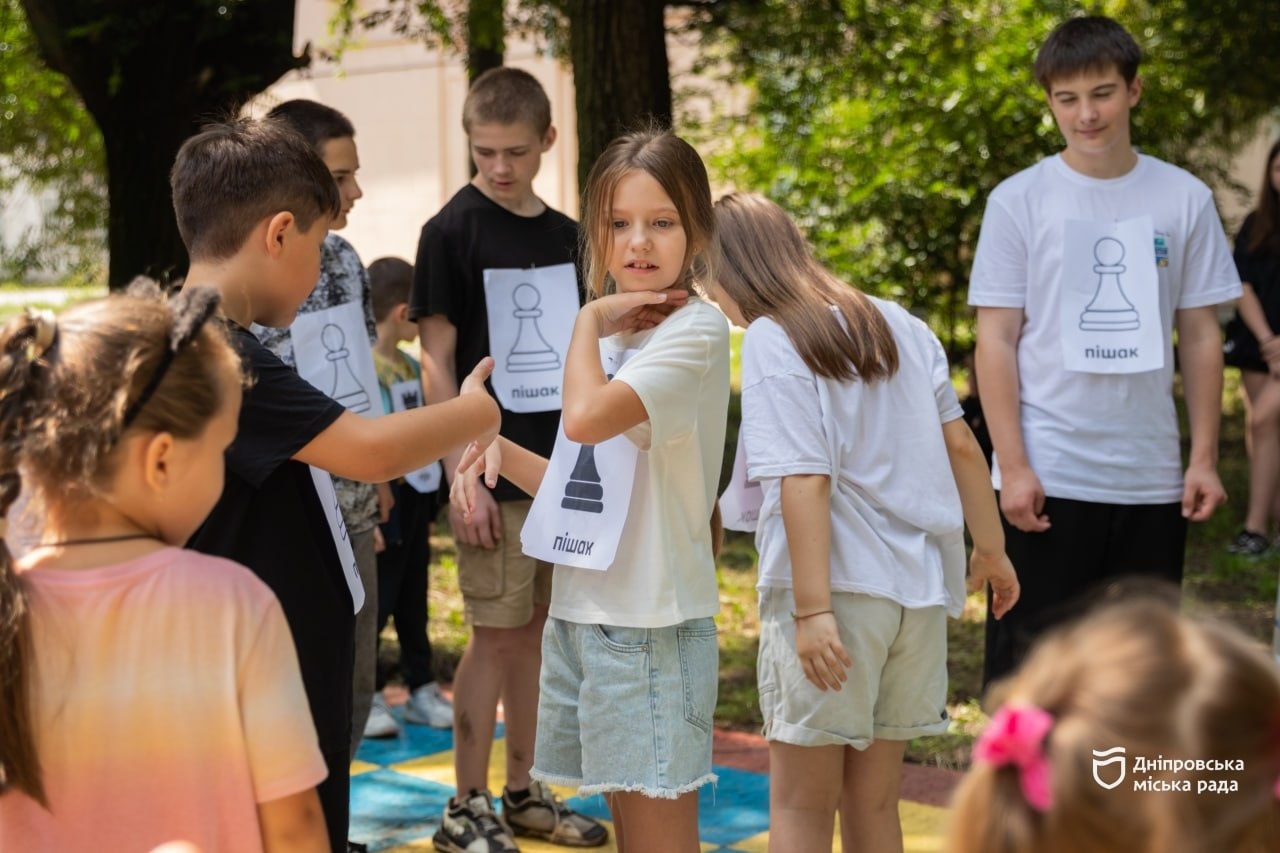 Мислити стратегічно та любити Україну: у Дніпрі відкрили вуличну шахову дошку для дітей до Дня Української Державності - 15.07.2026
