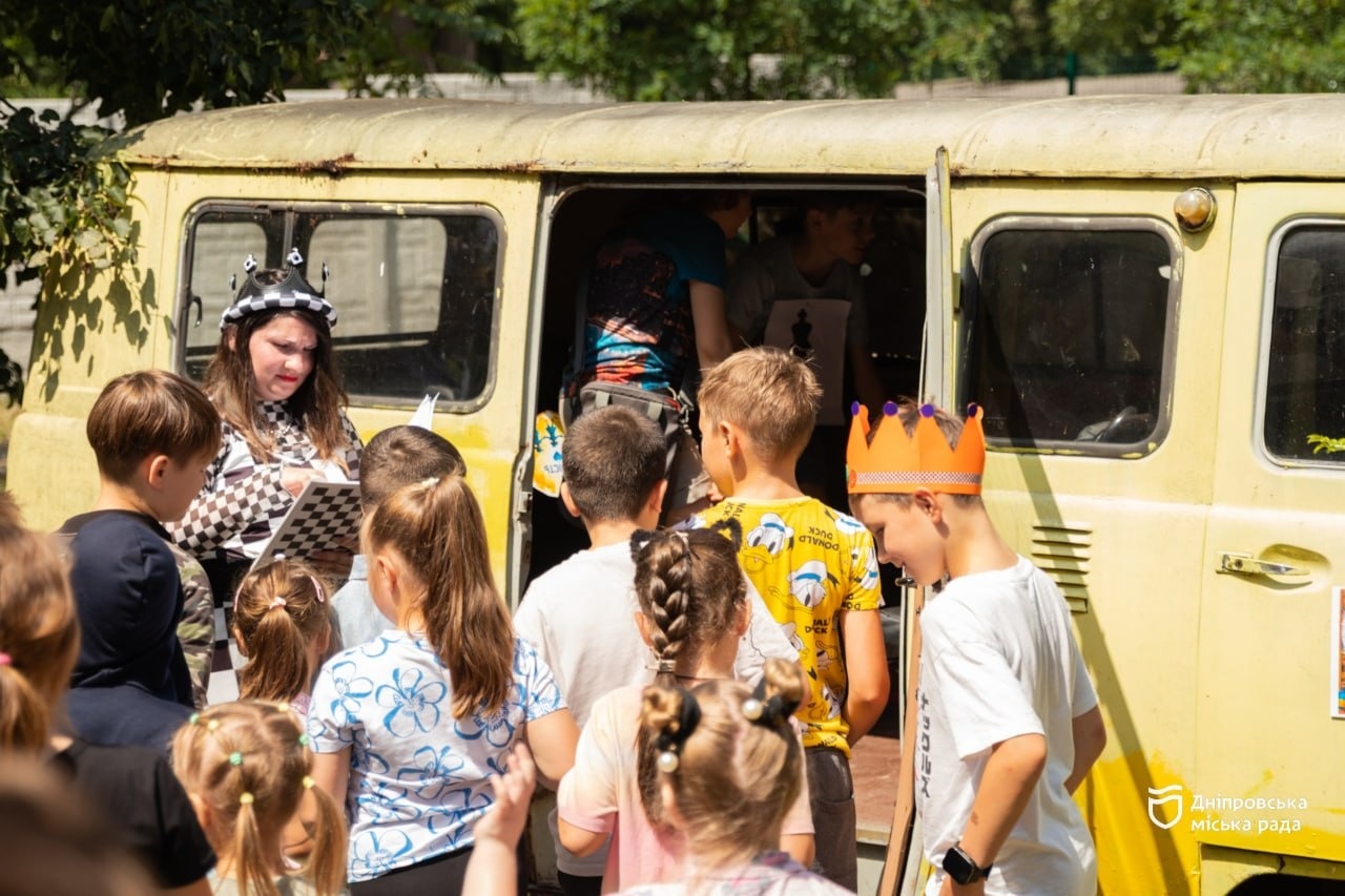 Мислити стратегічно та любити Україну: у Дніпрі відкрили вуличну шахову дошку для дітей до Дня Української Державності - 15.07.2026