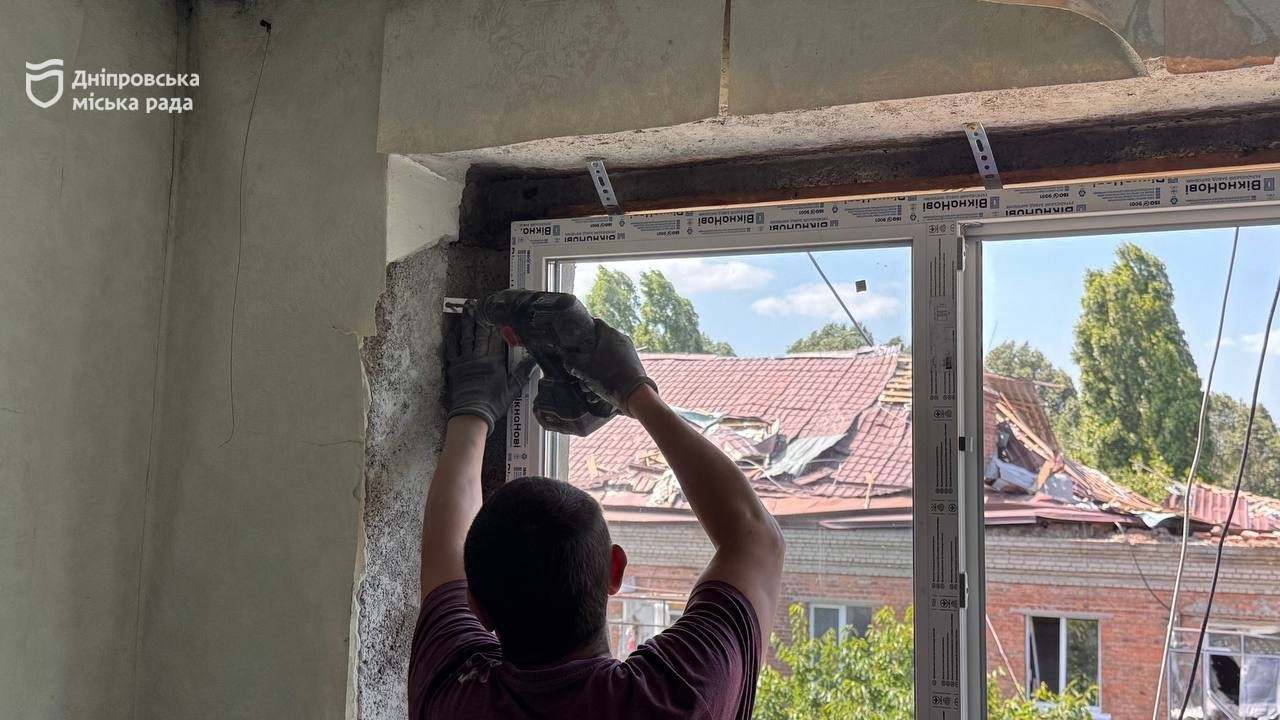 У Дніпрі відновлюють гуртожиток після обстрілу: встановлено понад 95 % нових вікон - 16.07.2026
