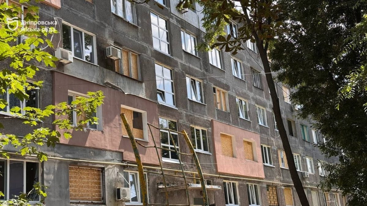 У Дніпрі відновлюють гуртожиток після обстрілу: встановлено понад 95 % нових вікон - 16.07.2026