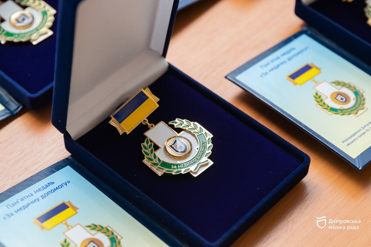 У Дніпрі під час сесії міськради медичним працівникам традиційно вручили почесні нагороди від усього міста - 22.07.2026