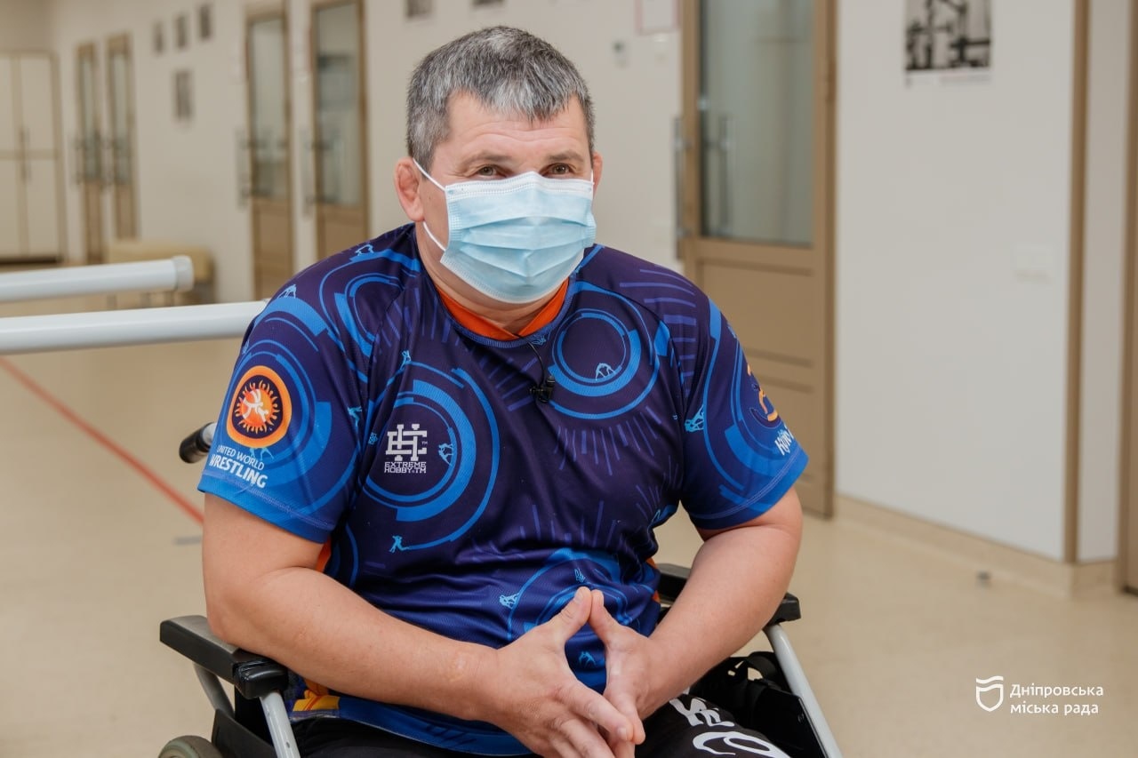 «Треба жити далі і ставити нові цілі»: історія захисника, який втратив обидві ноги, а зараз освоює протези у реабілітаційному центрі Дніпра - 30.07.2026 