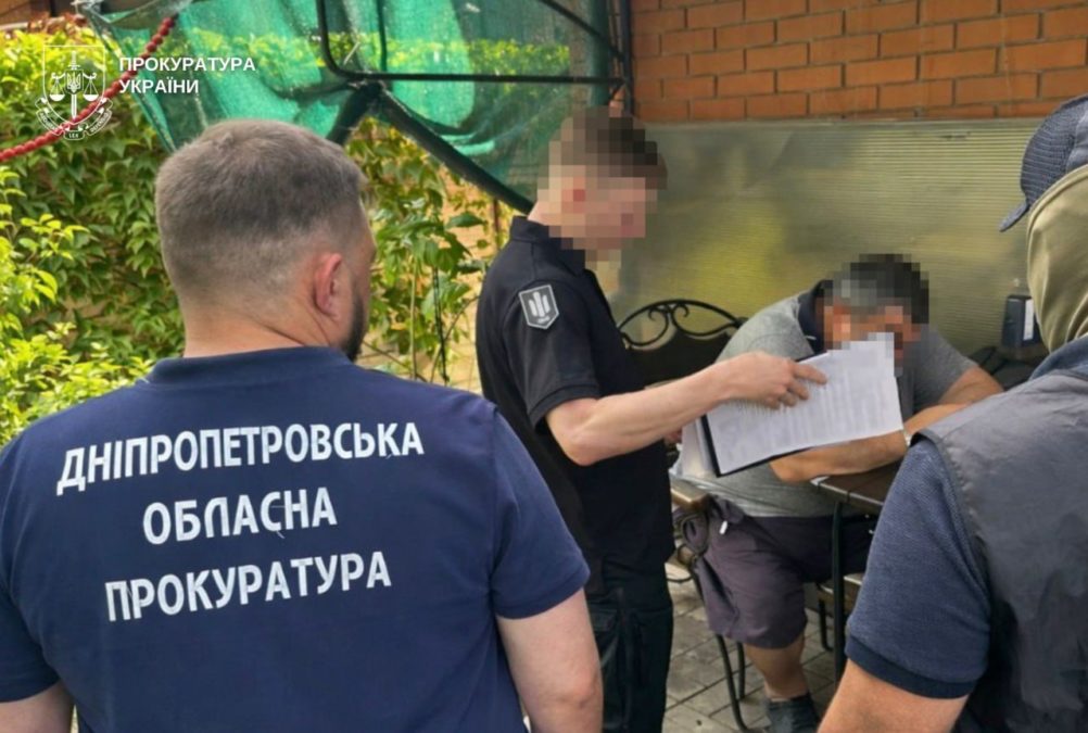 За хабар обіцяв «домовитись» про кращі умови відбування покарання — на Дніпропетровщині судитимуть колишнього посадовця юстиції