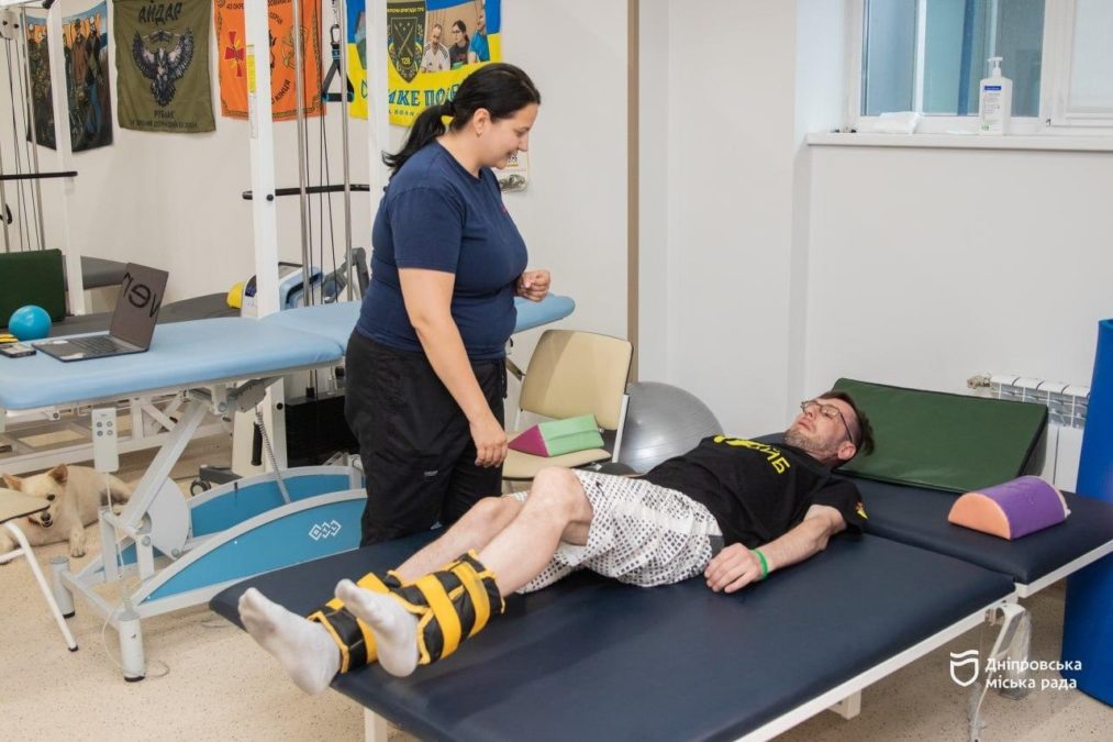 «Боявся не загинути, а стати безпорадним». Історія 43-річного добровольця, який проходить курс відновлення в реабілітаційному центрі Дніпра