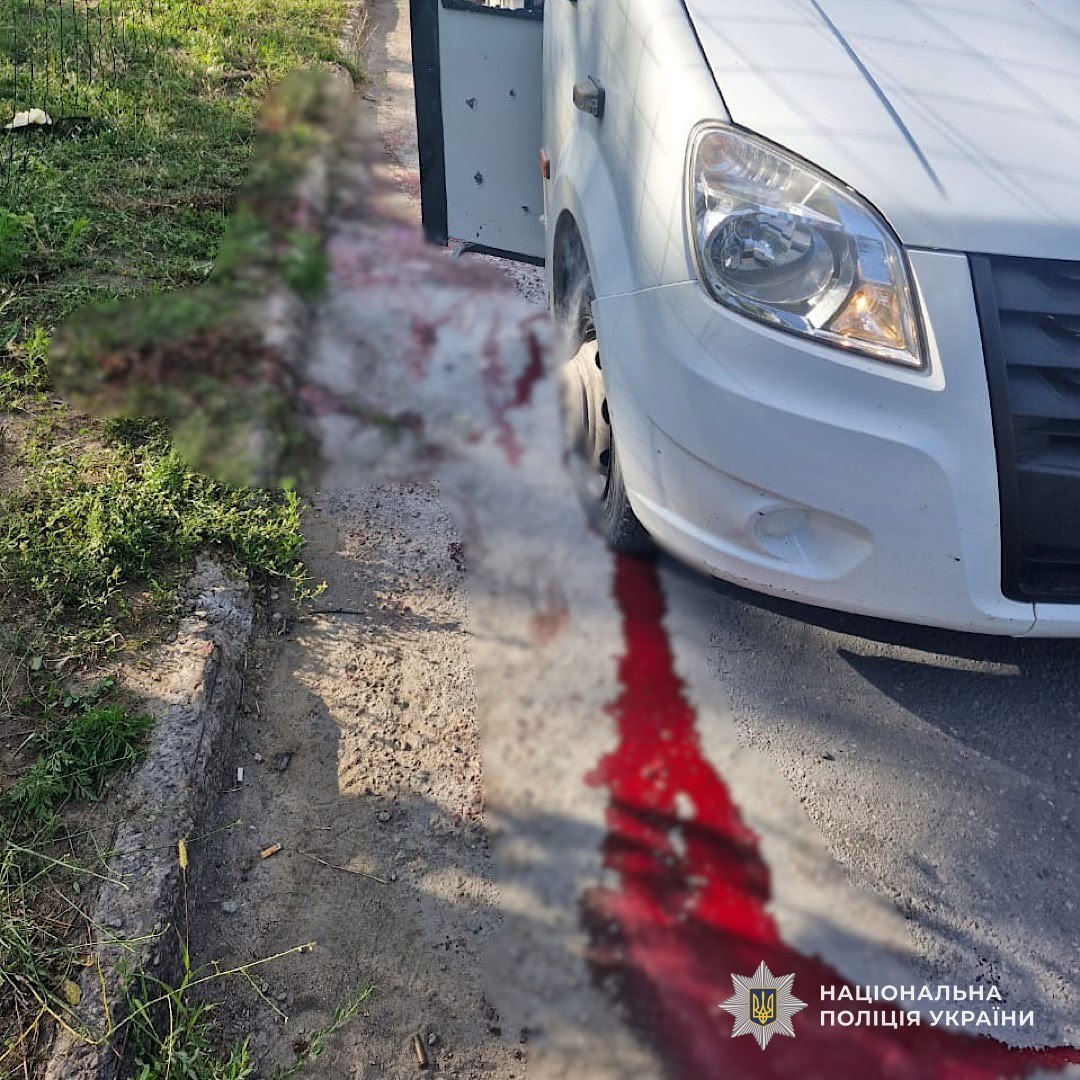 Внаслідок удару FPV-дрона по автобусу в Марганці одна людина загинула, ще восьмеро дістали поранення: на місці воєнного злочину працюють поліцейські - 17.07.2026