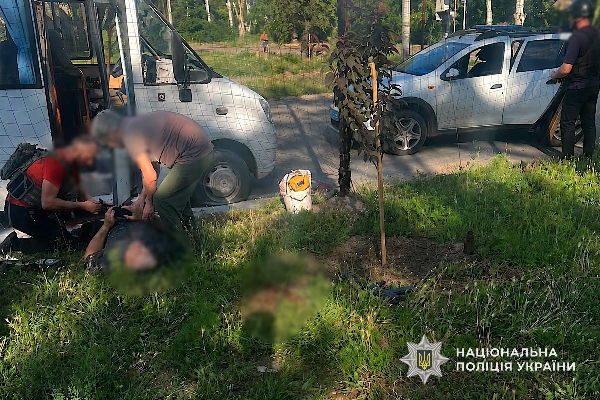 Внаслідок удару FPV-дрона по автобусу в Марганці одна людина загинула, ще восьмеро дістали поранення: на місці воєнного злочину працюють поліцейські - 17.07.2026