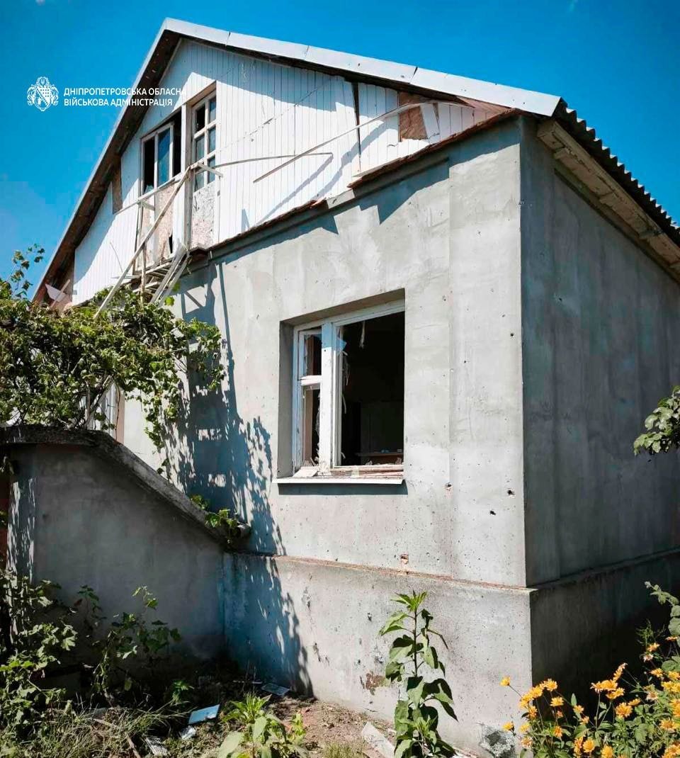 Троє людей загинули, десятеро дістали поранень: понад 50 разів ворог атакував шість районів Дніпропетровщини безпілотниками, артилерією та авіабомбами - 30.07.2026