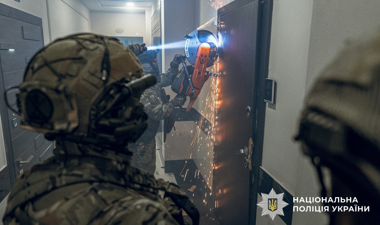 Під виглядом навчання криптоінвестиціям ошукали майже тисячу українців на понад $1 млн