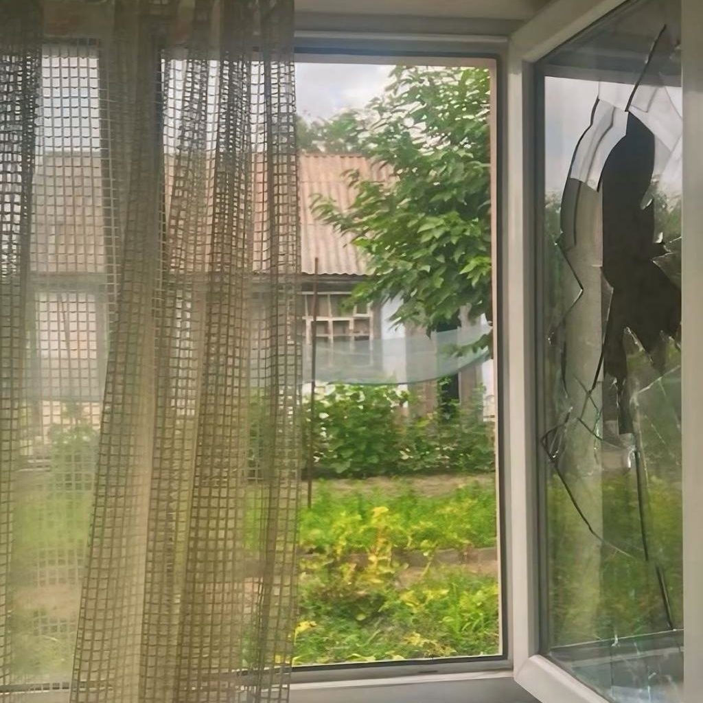Пошкоджував вікна та обкрадав будинки у Дніпрі затримали серійного злодія