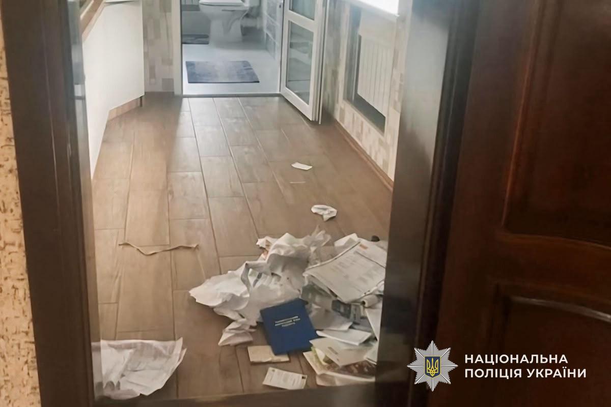 Пошкоджував вікна та обкрадав будинки у Дніпрі затримали серійного злодія
