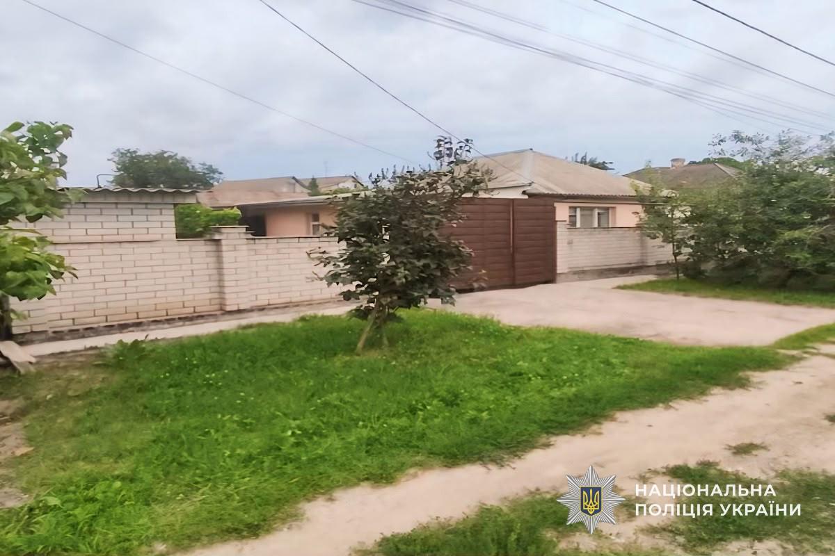 Пошкоджував вікна та обкрадав будинки у Дніпрі затримали серійного злодія