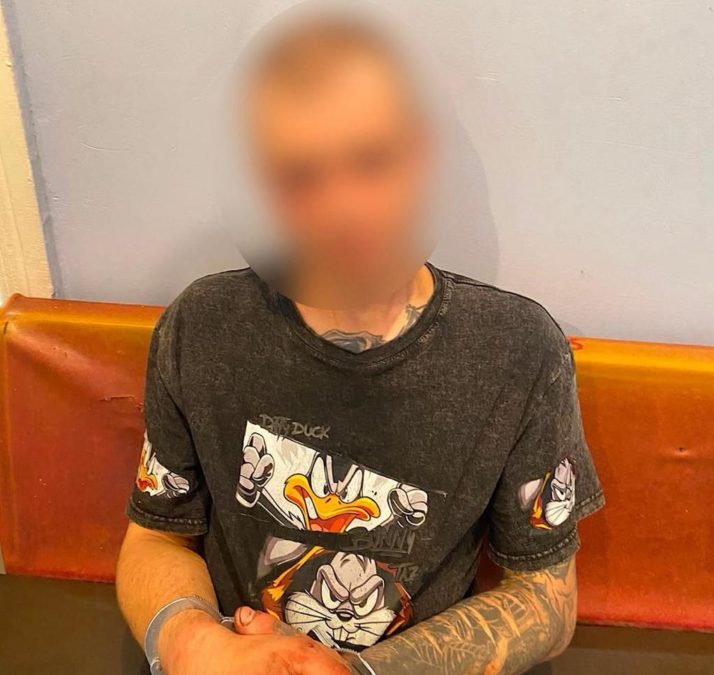 У Дніпрі чоловік пограбував перехожого вдаривши його металевою палицею