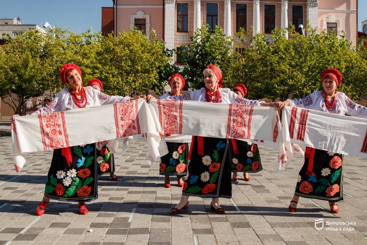 У Дніпрі до Дня Української Державності учасники проєкту «Університет третього віку» провели відкритий спортивно танцювальний майстер клас
