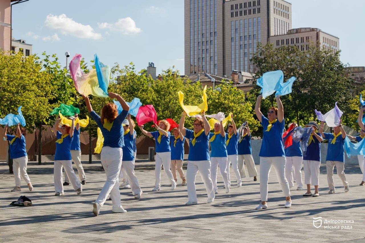 У Дніпрі до Дня Української Державності учасники проєкту «Університет третього віку» провели відкритий спортивно танцювальний майстер клас