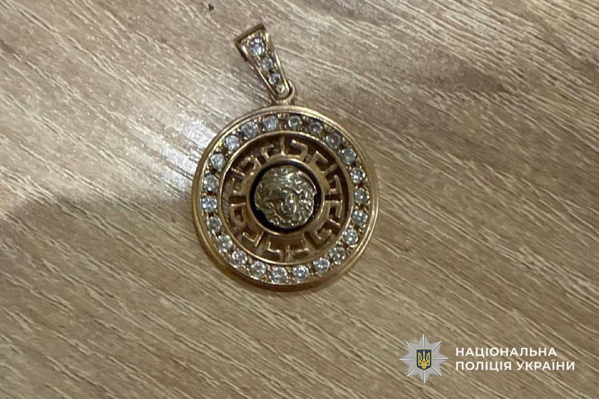 У Дніпрі двоє хлопців пограбували жінку посеред вулиці