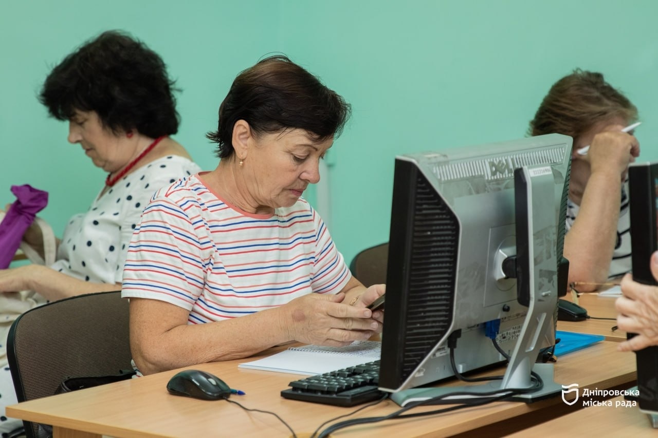 У Дніпрі людей поважного віку безкоштовно навчають комп'ютерної грамотності