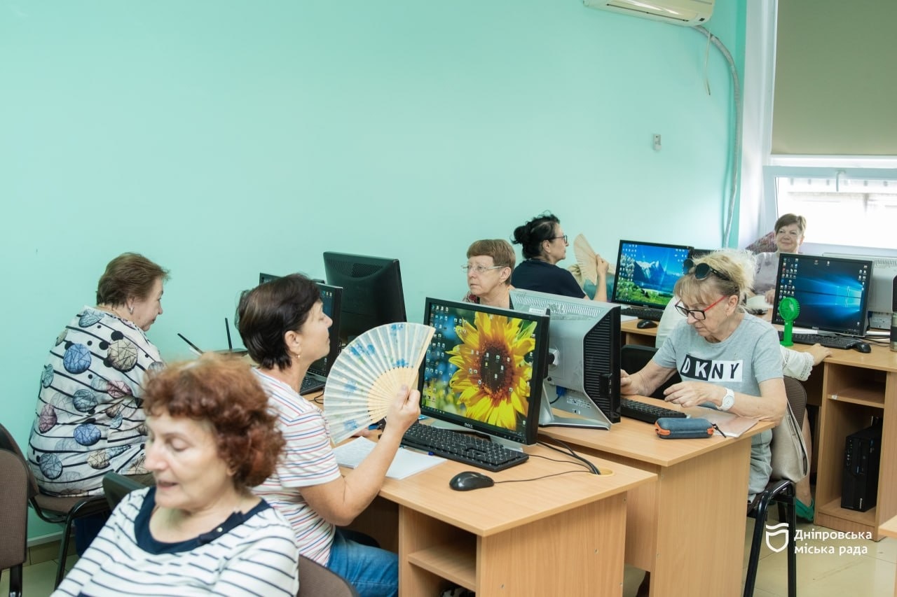 У Дніпрі людей поважного віку безкоштовно навчають комп'ютерної грамотності