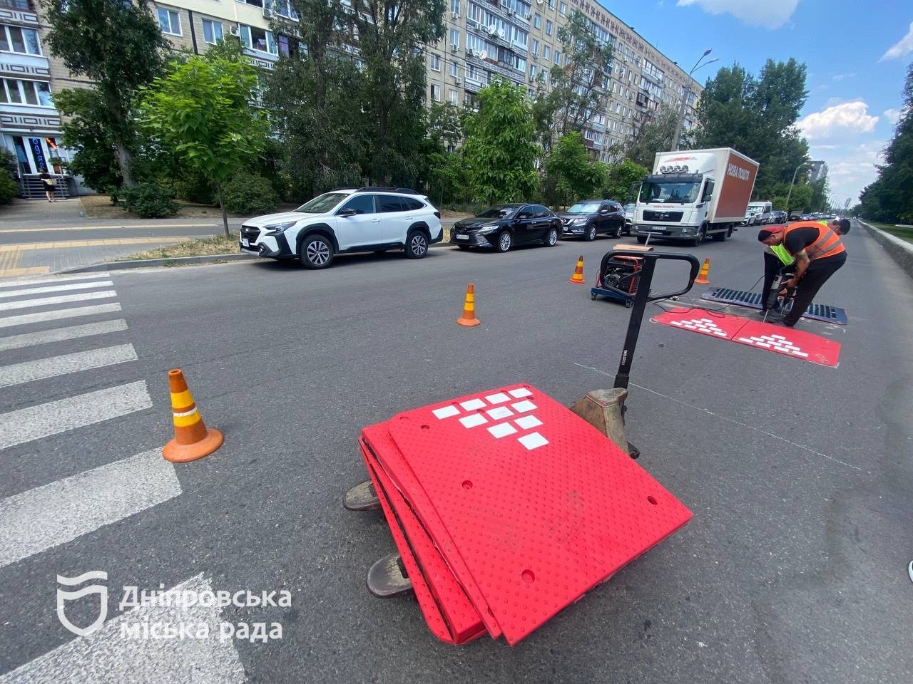 У Дніпрі на дорогах встановлюють «берлінські подушки»
