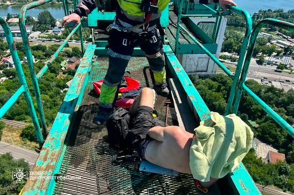 У Дніпрі надзвичайники врятували зі 100 метрового будівельного крану травмованого чоловіка