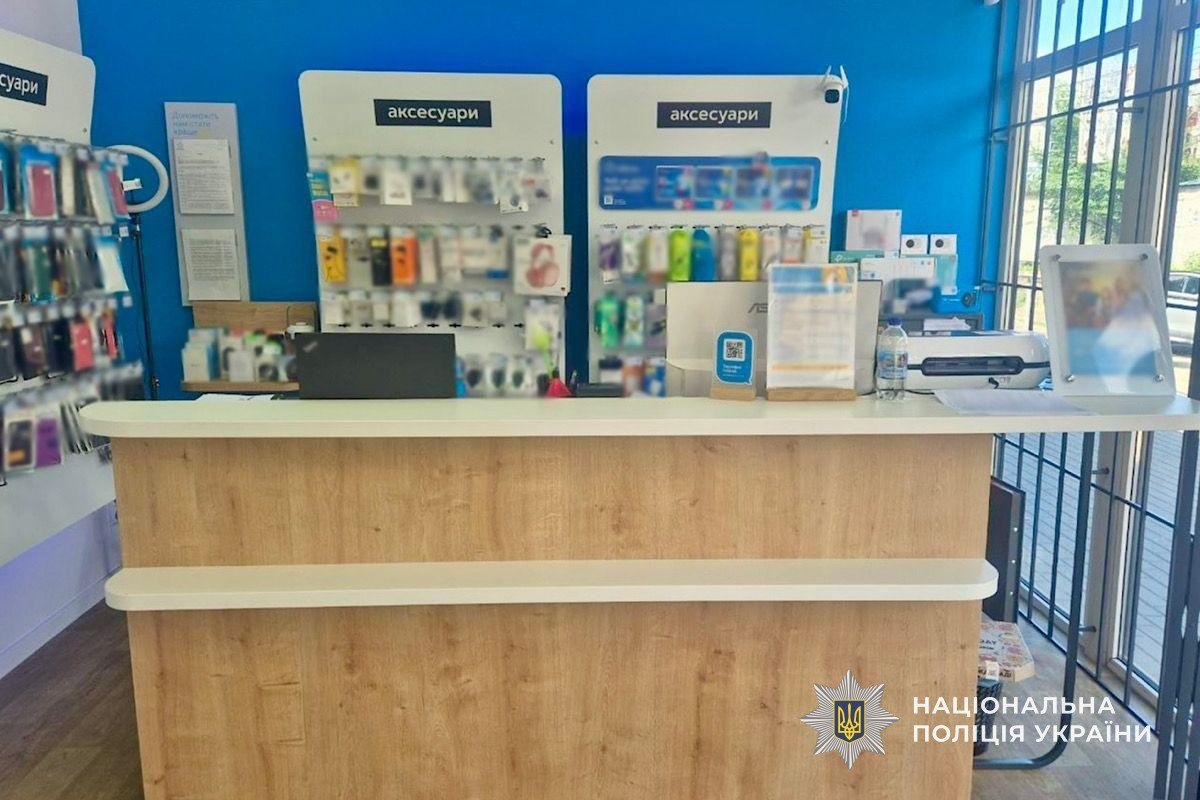 У Дніпрі працівника магазину підозрюють у крадіжці техніки на понад 122 тисячі гривень