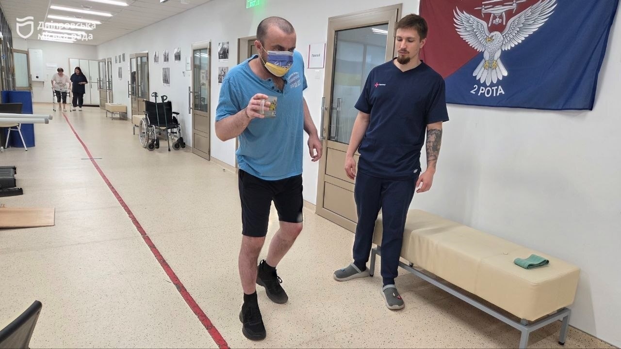 У Дніпрі проходить реабілітацію військовий який після поранення знову вчиться ходити