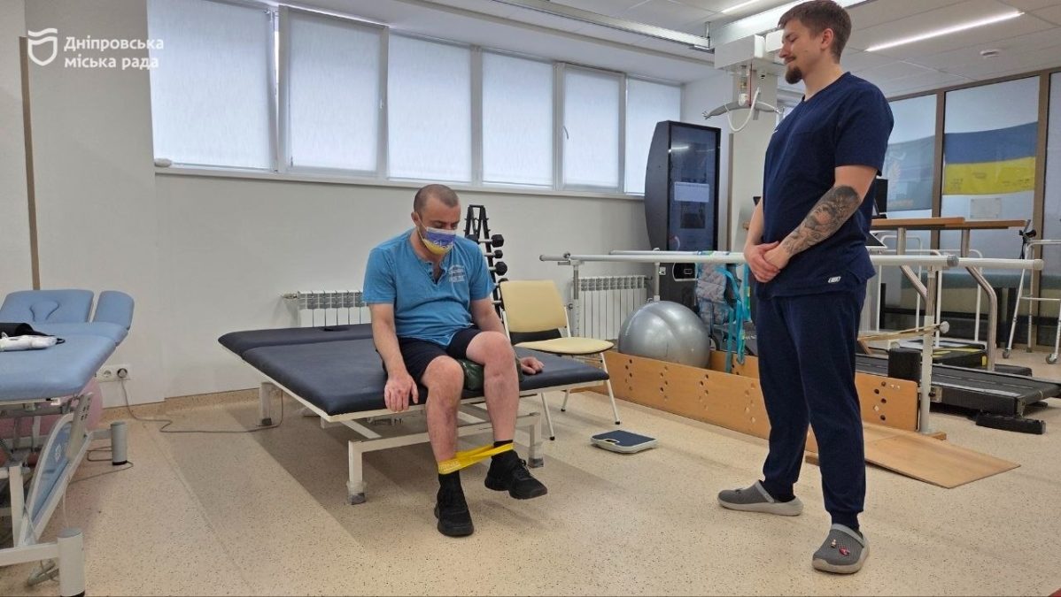 У Дніпрі проходить реабілітацію військовий який після поранення знову вчиться ходити