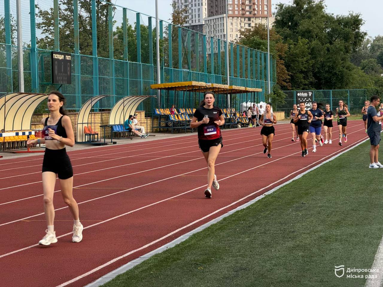 У Дніпрі провели традиційний 10k Night Run 2026 Понад 200 учасників вийшли на старт