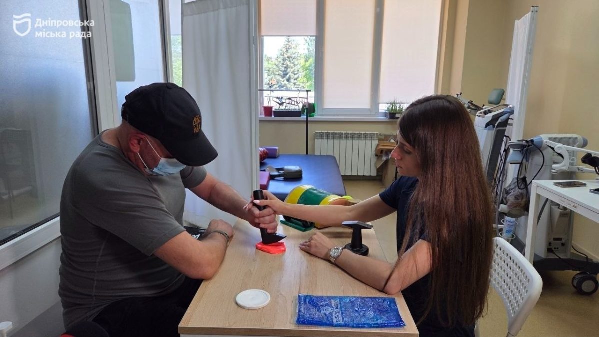 У Дніпрі реабілітують оператора БпЛА який після важкого поранення сам пройшов 8 кілометрів до евакуації