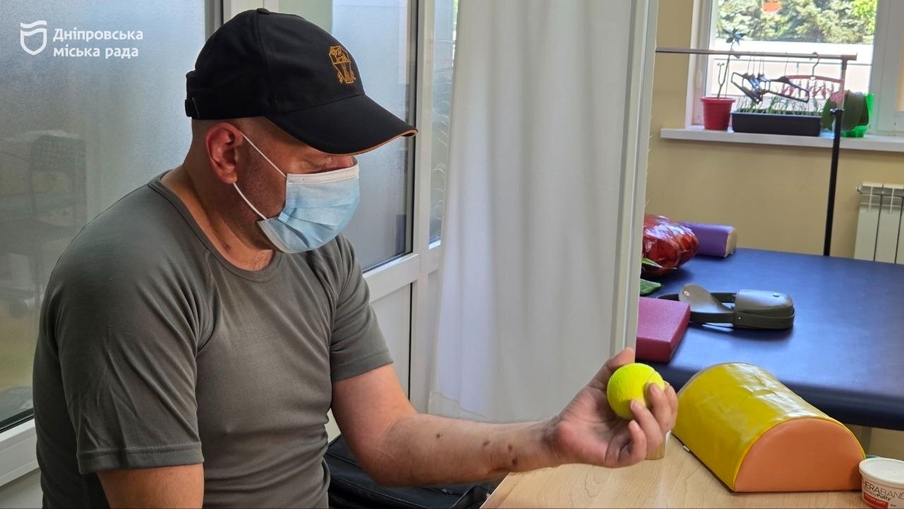 У Дніпрі реабілітують оператора БпЛА який після важкого поранення сам пройшов 8 кілометрів до евакуації