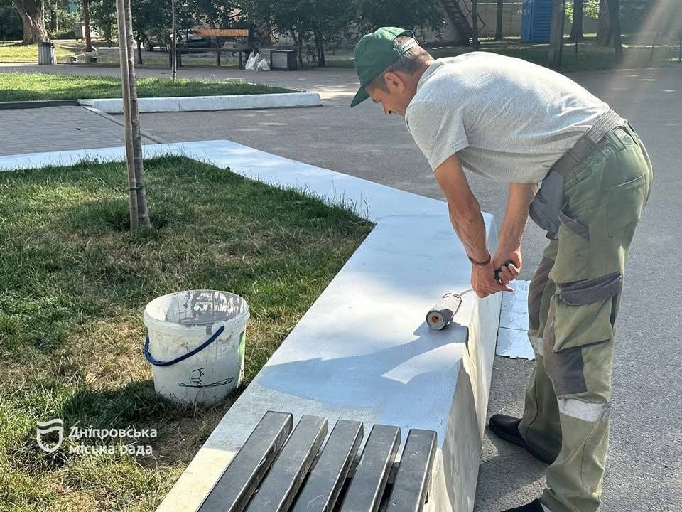 У Дніпрі щотижня фіксують нові випадки вандалізму в міських парках і скверах