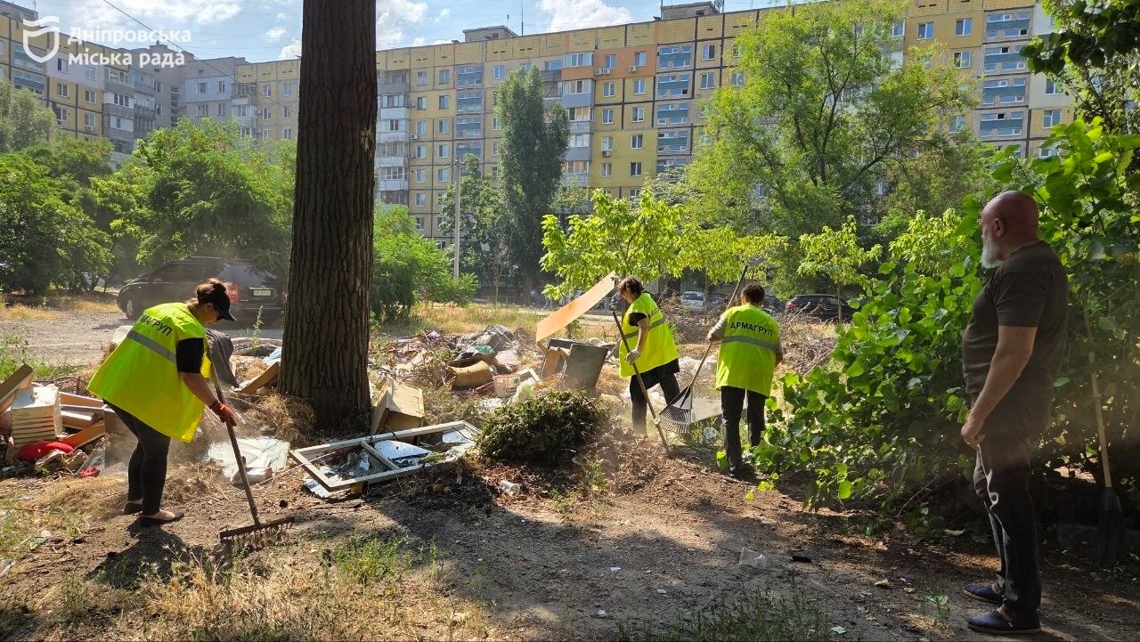 У Дніпрі тривають планові роботи з очищення міста від побутових відходів