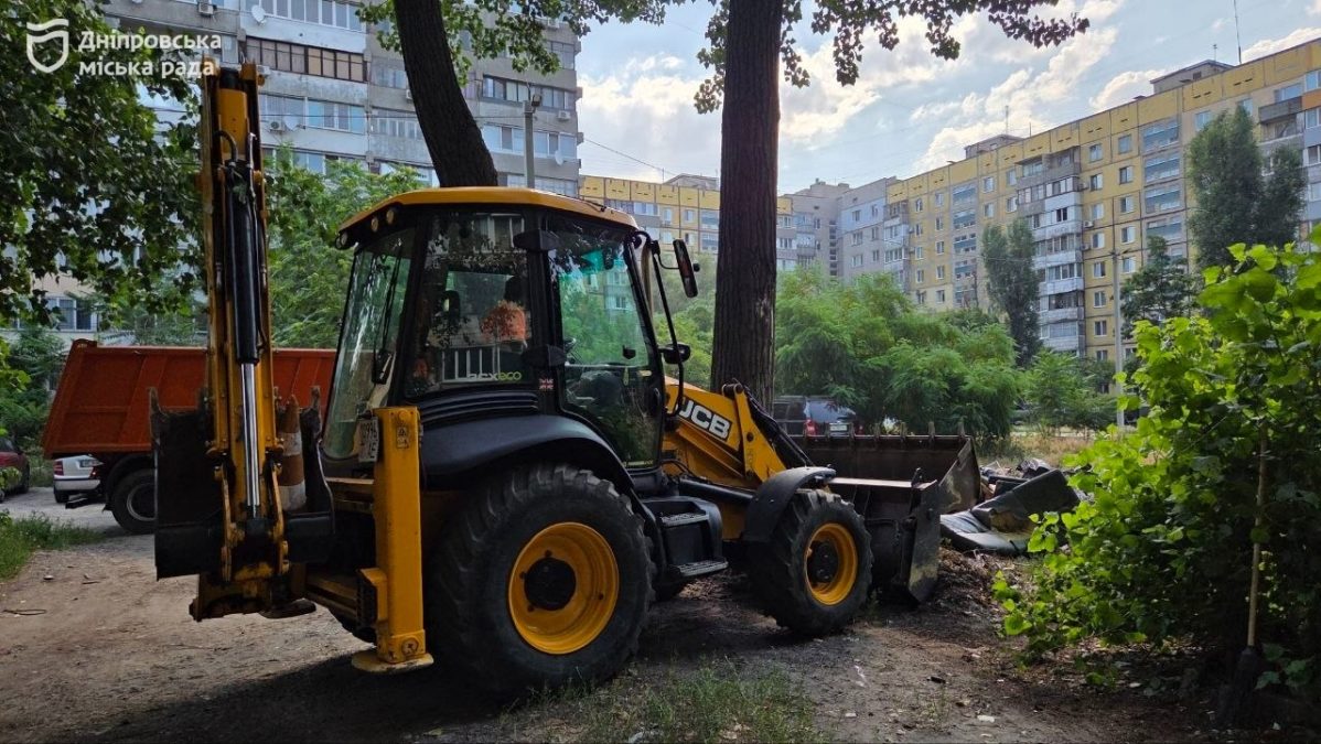 У Дніпрі тривають планові роботи з очищення міста від побутових відходів