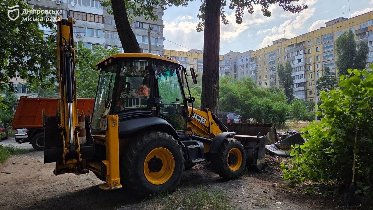 У Дніпрі тривають планові роботи з очищення міста від побутових відходів