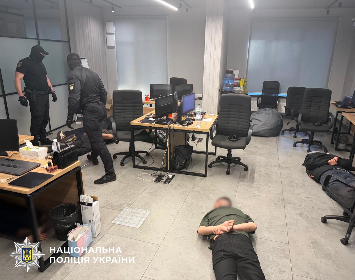 У Києві викрили шахрайський кол центр який ошукав громадян США на понад пів мільйона доларів